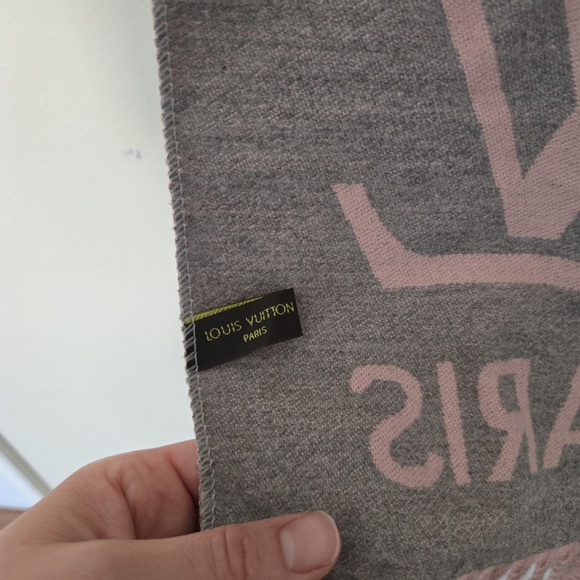 Louis Vuitton Reykjavik Scarf - Picture 6 of 9